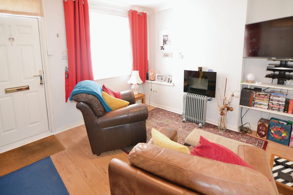 Property photo 3 of 12 Lounge