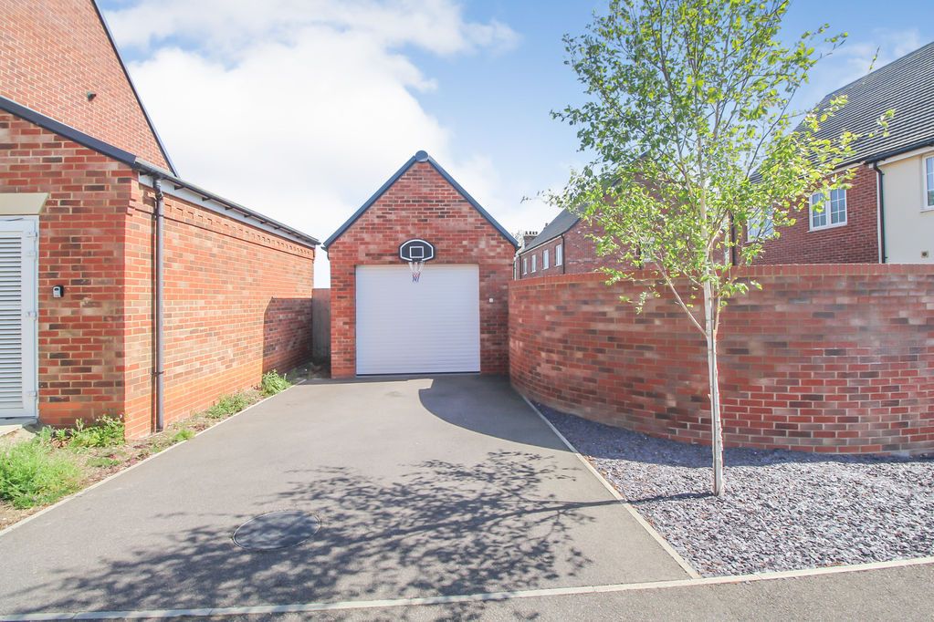 Property photo 2 of 15 Garage And Parking