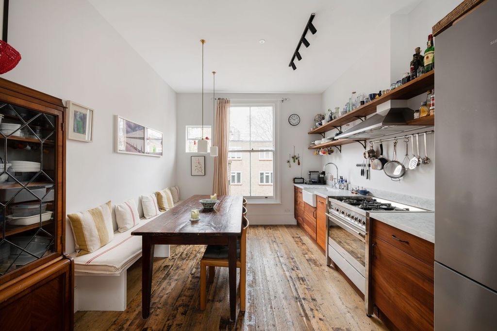 Property photo 2 of 32