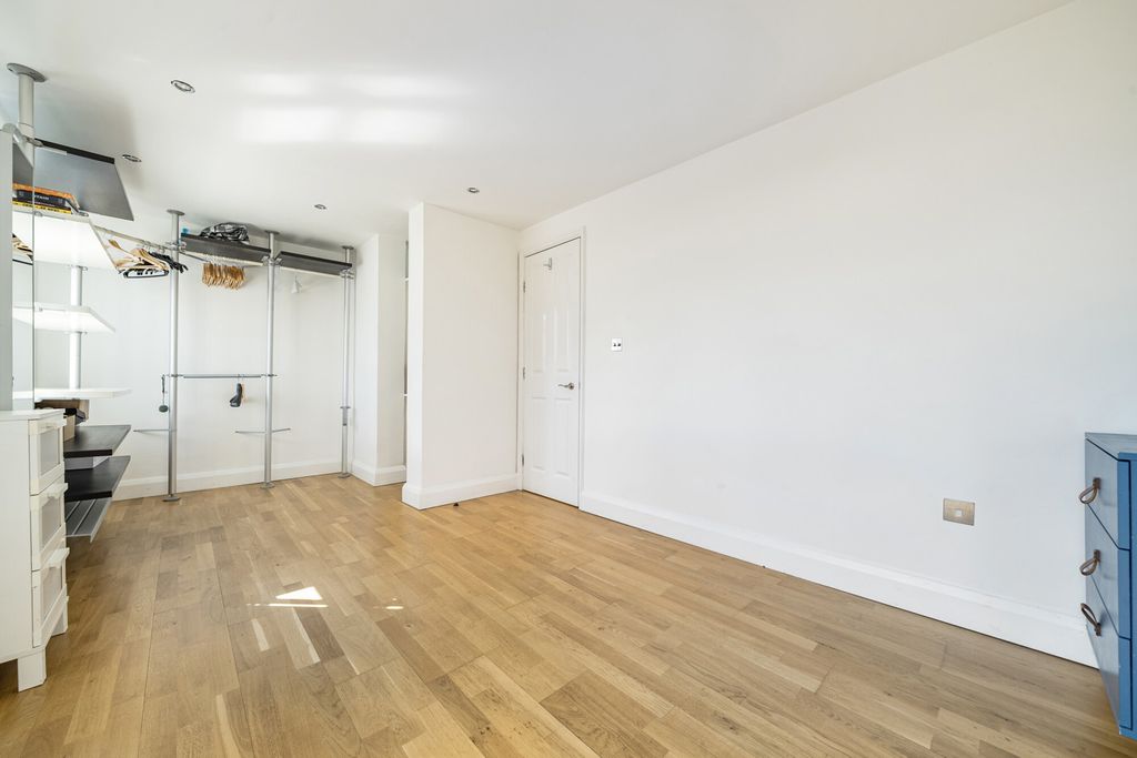 Property photo 2 of 17 Bedroom