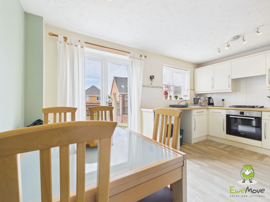Property photo 2 of 22 Ewemove Estate Agents Basingstoke - Arcadia Close