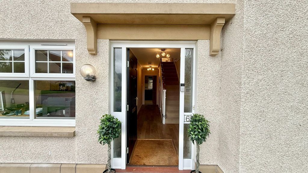 Property photo 2 of 31