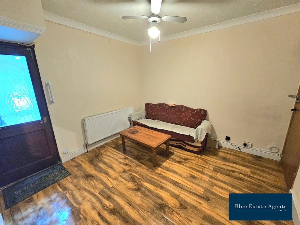 Property photo 3 of 11 Lounge