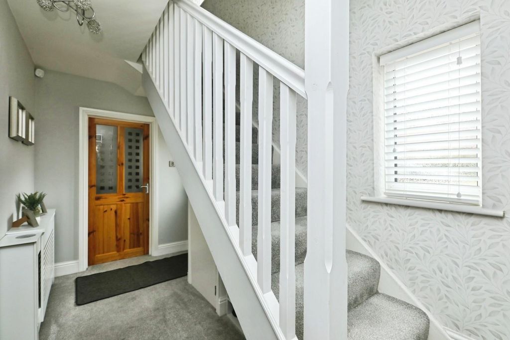 Property photo 2 of 15 Entrance Hall