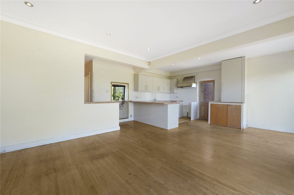 Property photo 3 of 17 Reception/Kitchen