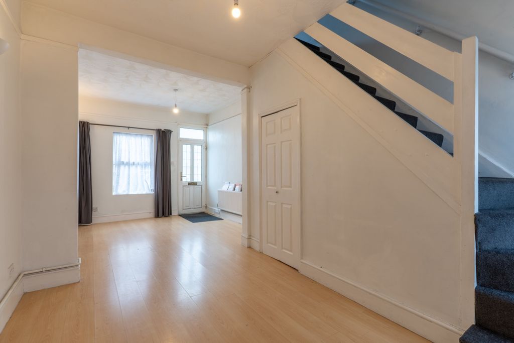 Property photo 3 of 18 2563894