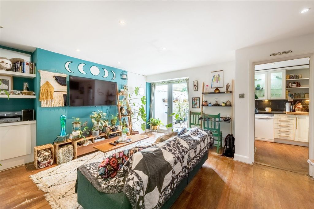 Property photo 3 of 22 F8, 119 Lansdowne Place-6.Jpg