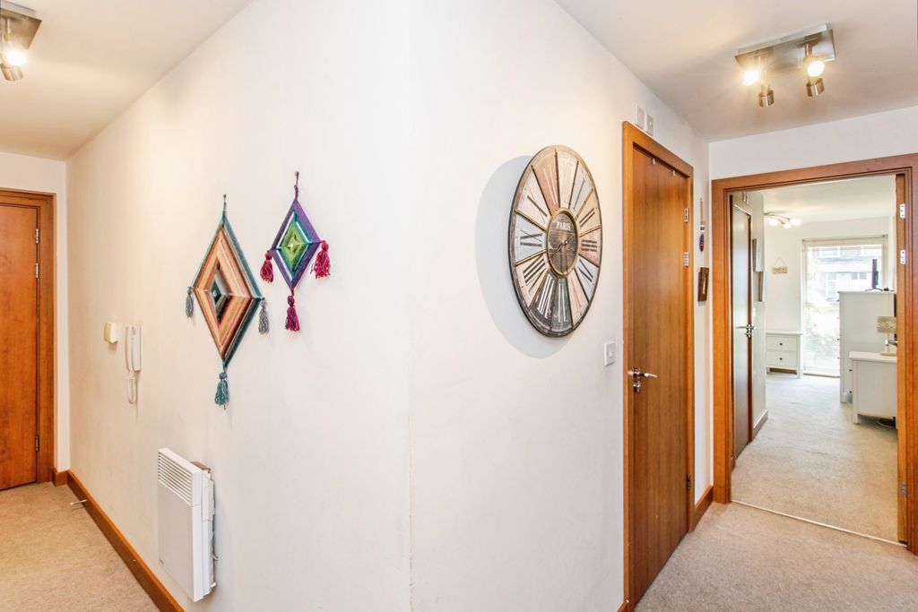 Property photo 2 of 17 Entrance Hall