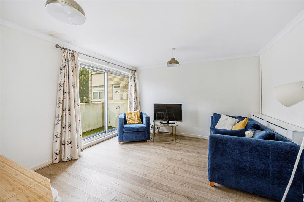 Property photo 2 of 12 50 Bloomsbury Close-3.Jpg