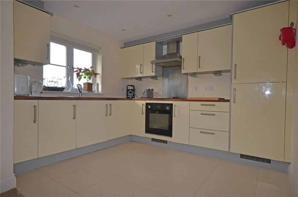 Property photo 3 of 7 Kitchen