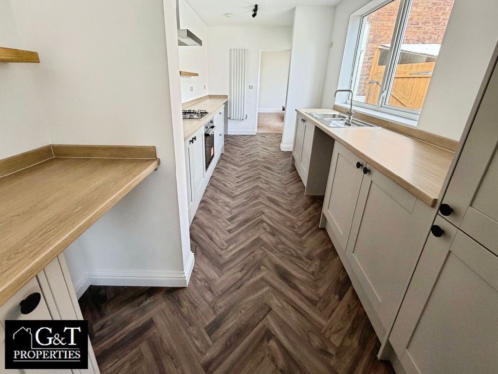Property photo 3 of 17 Kitchen