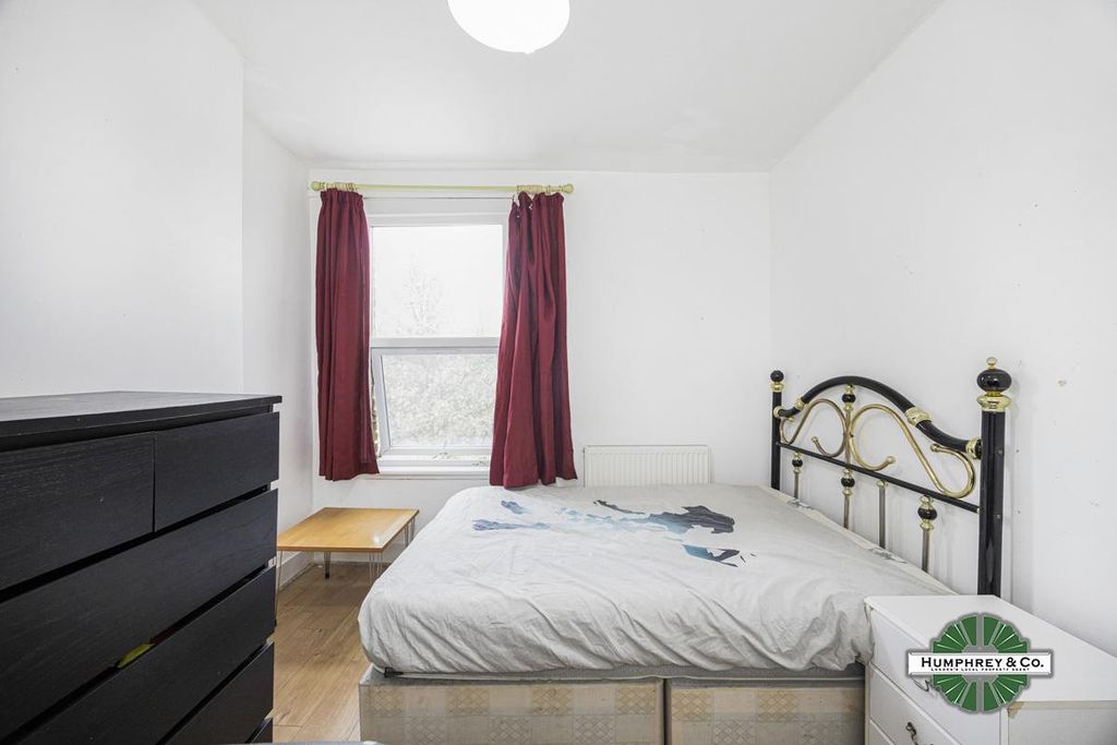 Property photo 3 of 10 41B  Leonard Road, Forest Gate -006.Jpg