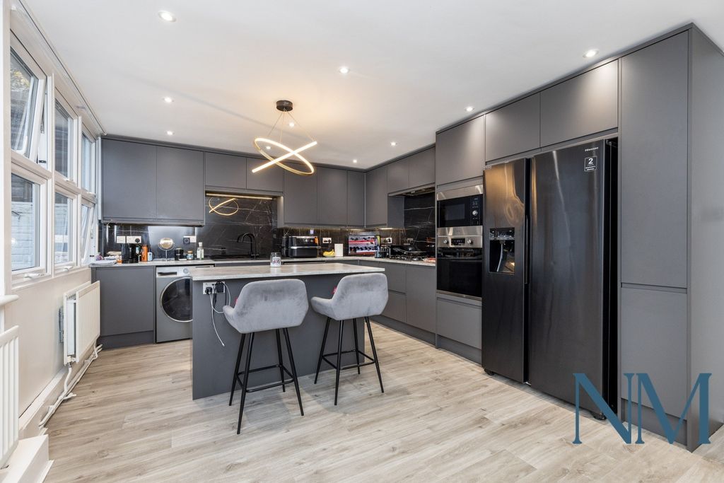 Property photo 1 of 9 3 Bed End Terrace For Sale Hulverston Close, Sutton Sm2