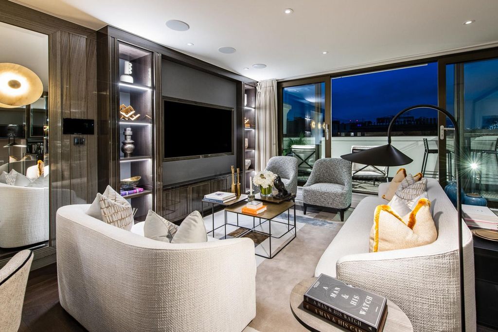 Property photo 1 of 13 Penthouse_East_140422_19-2.Jpg