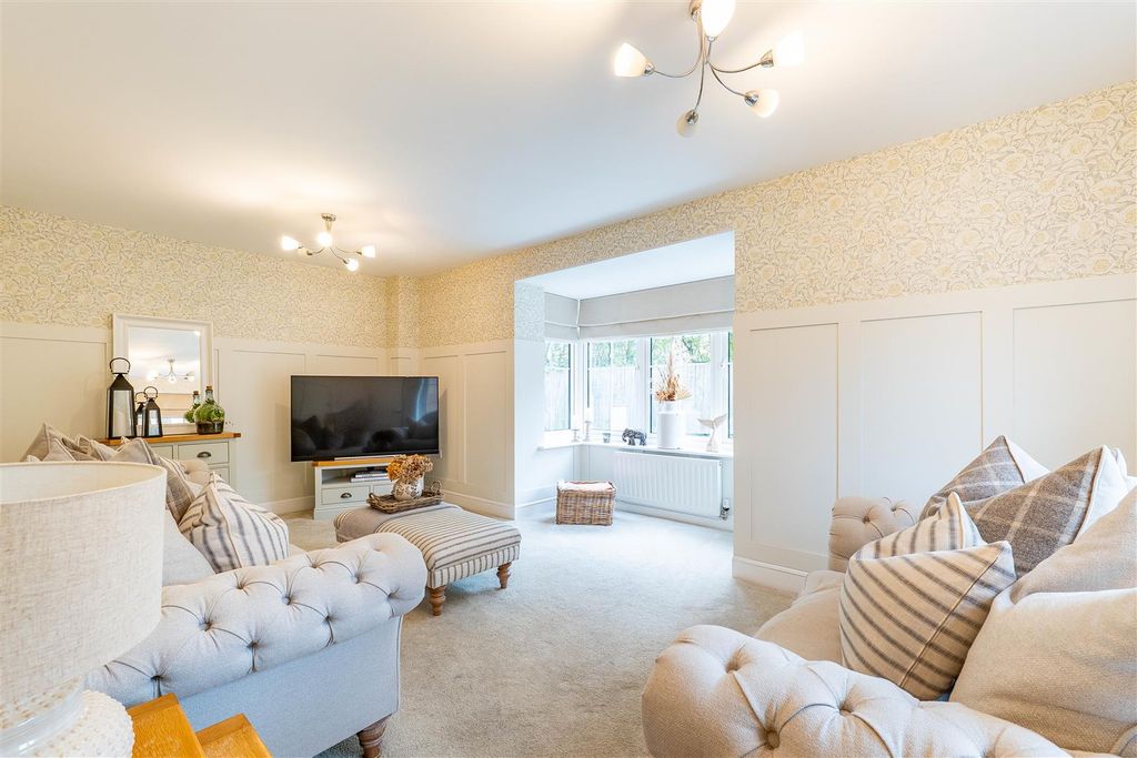 Property photo 3 of 34 Lounge