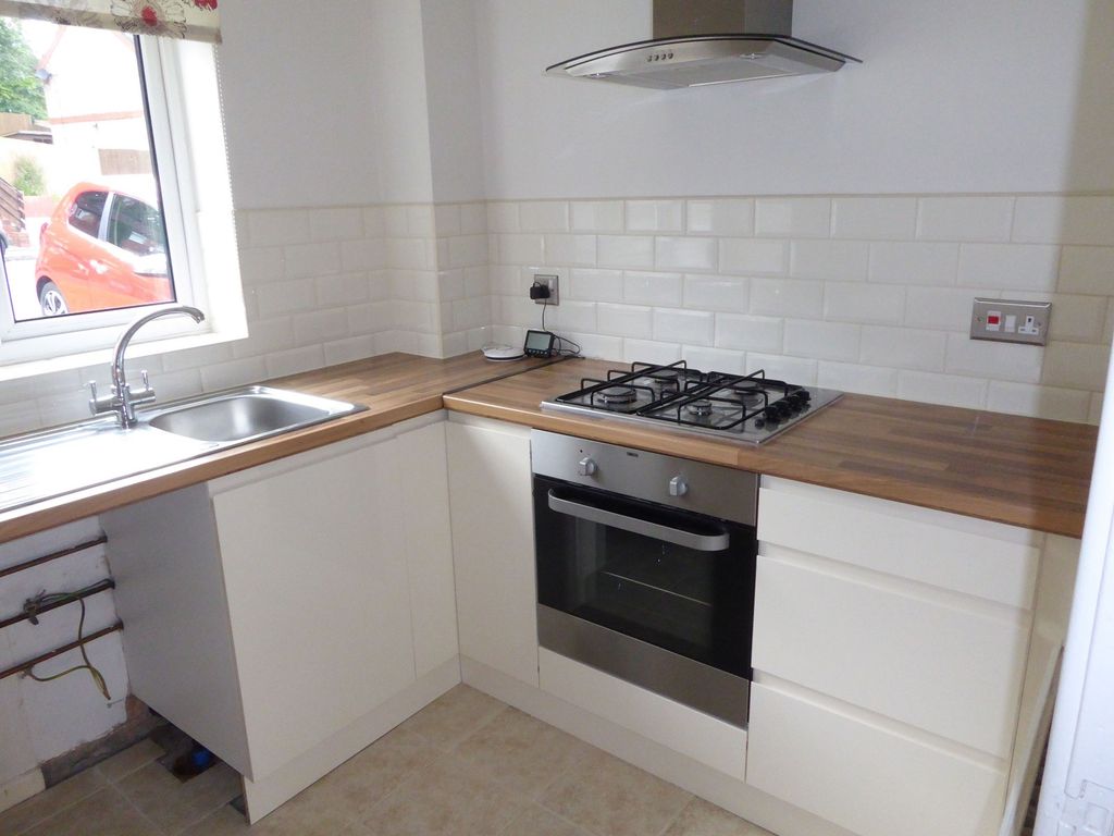 Property photo 3 of 10 Kitchen