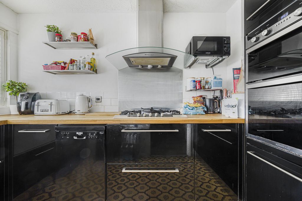 Property photo 2 of 19 Kitchen