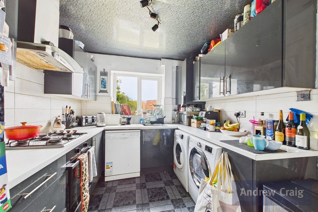 Property photo 3 of 10 Kitchen