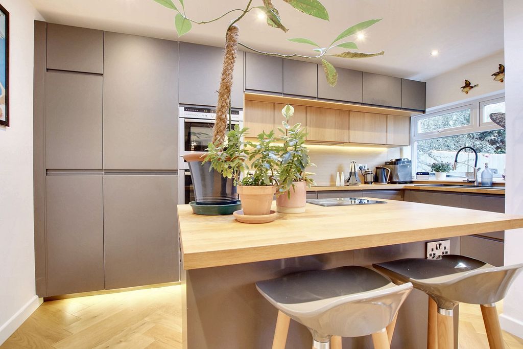 Property photo 2 of 31