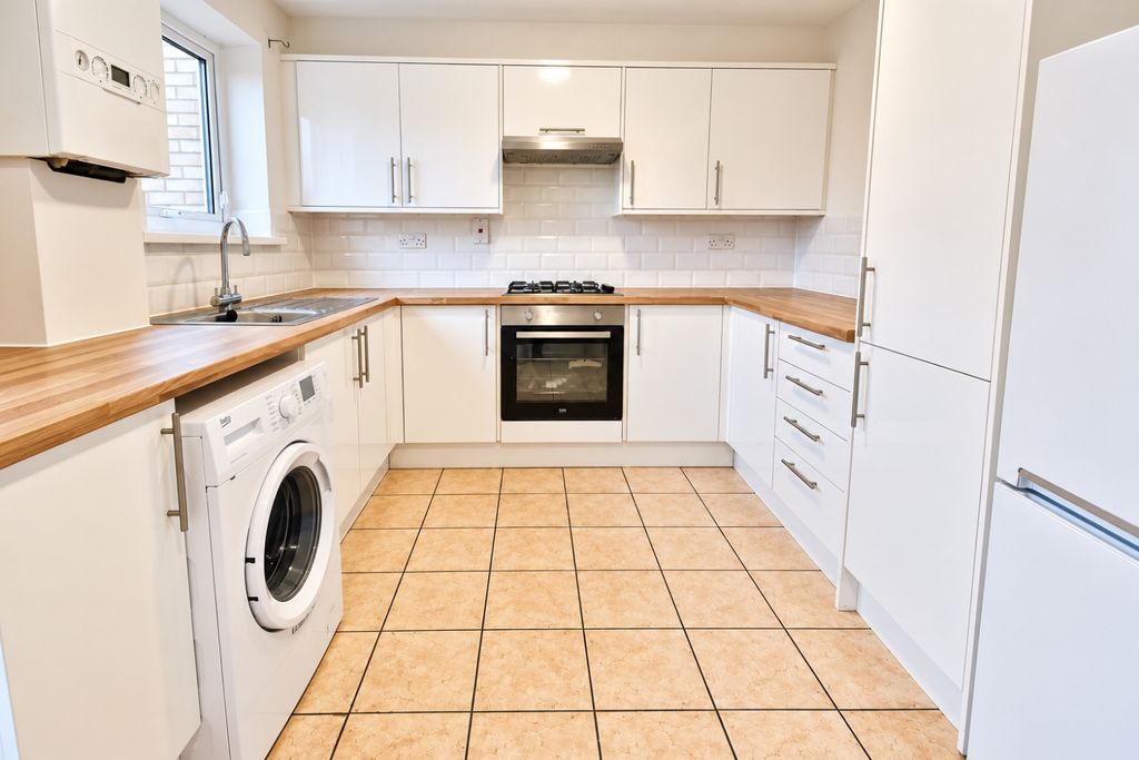 Property photo 3 of 9 Kitchen2