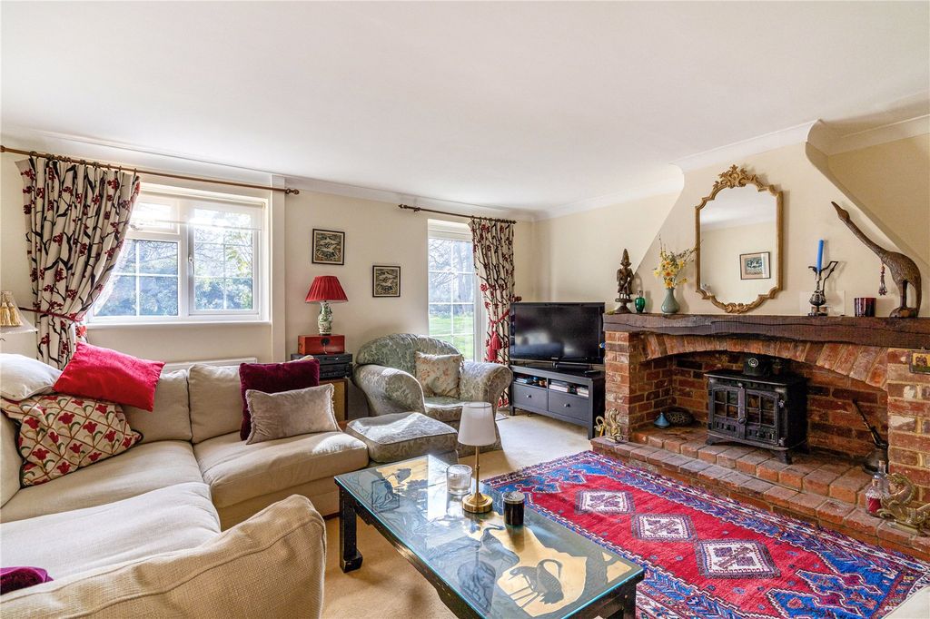 Property photo 3 of 21 Sittin Room