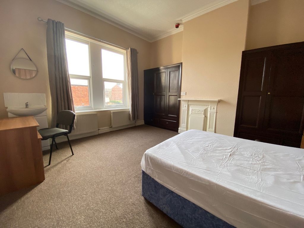 Property photo 3 of 17 A Spacious And Bright Double Bedroom Perfect For S...