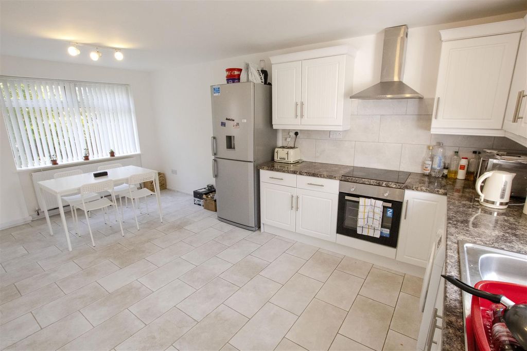 Property photo 1 of 11 Approach