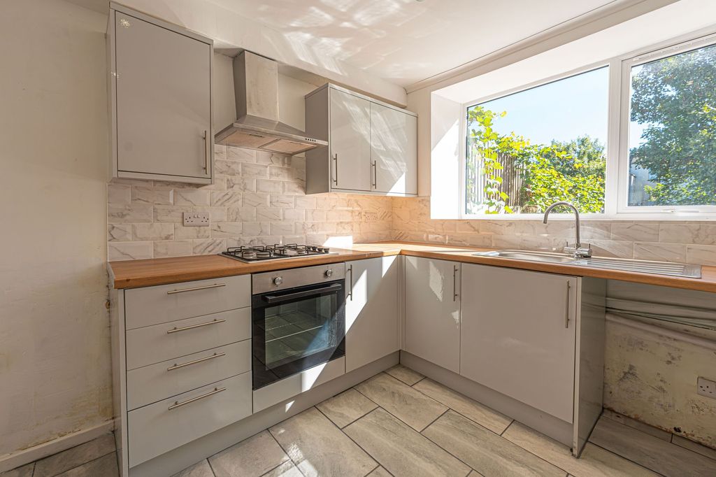 Property photo 3 of 33