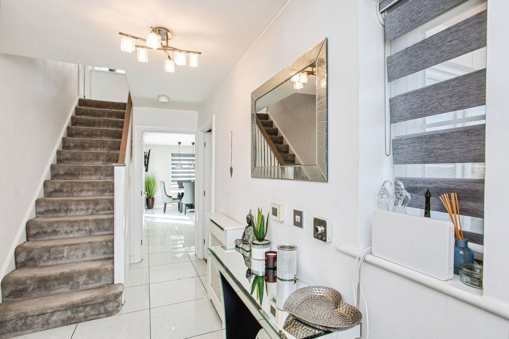 Property photo 2 of 20 Entrance Hall