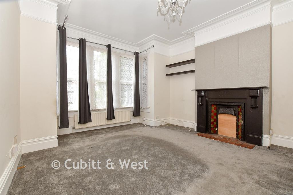 Property photo 1 of 13 Lounge