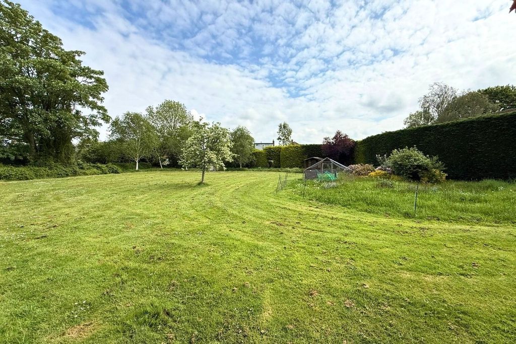 Property photo 2 of 17 Gardens