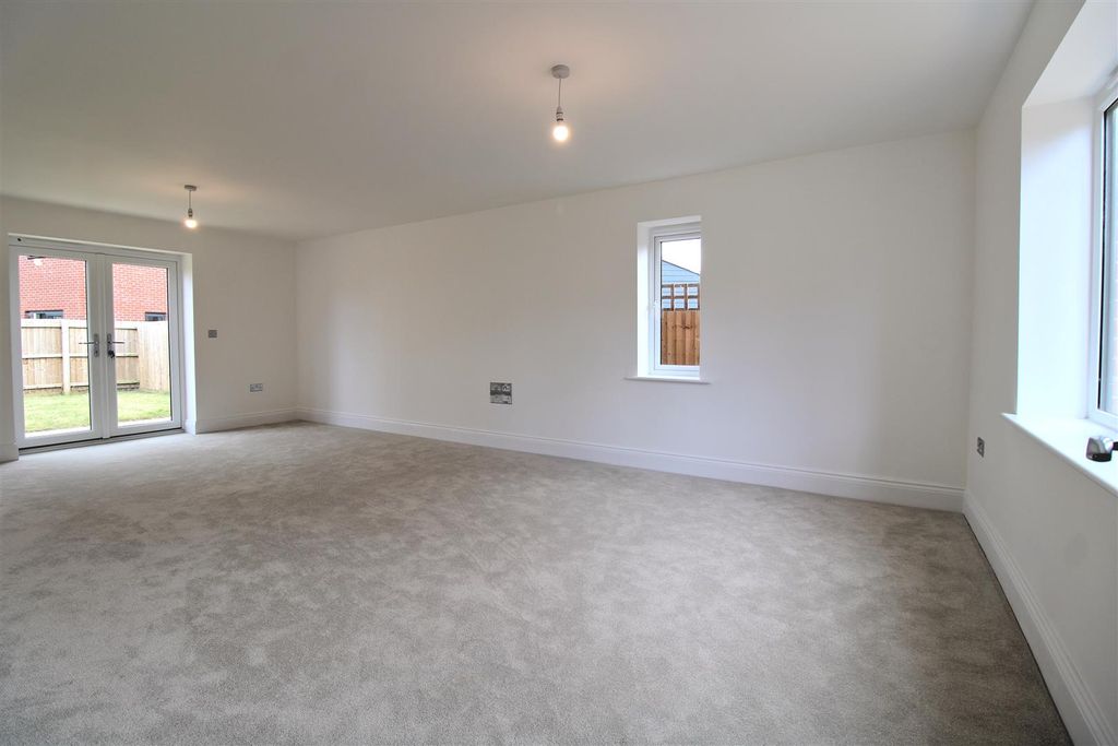 Property photo 2 of 22 Living Room