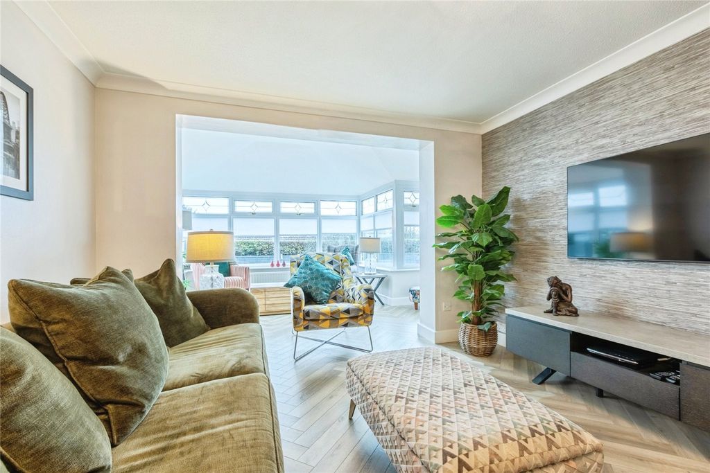 Property photo 3 of 26 Lounge