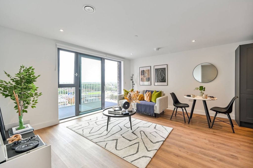 Property photo 1 of 32