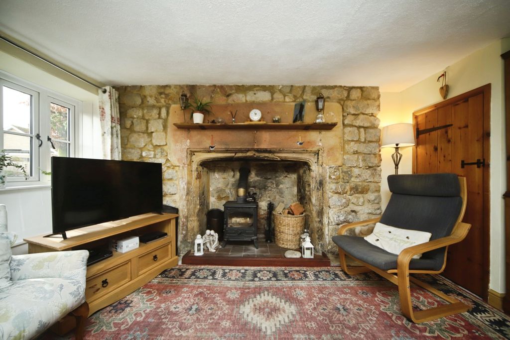 Property photo 2 of 16 Lounge