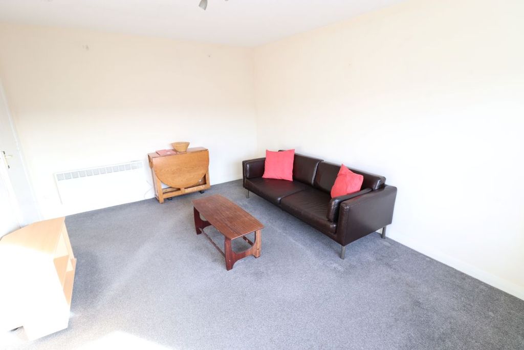 Property photo 3 of 8 Lounge