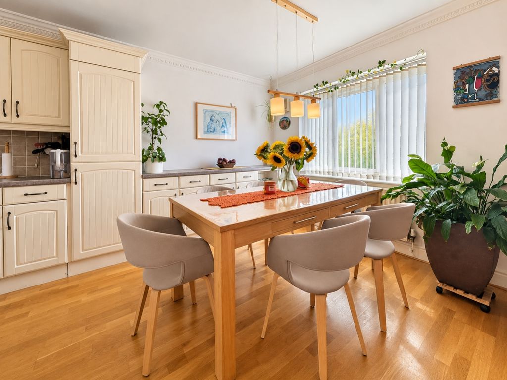 Property photo 3 of 15 Table