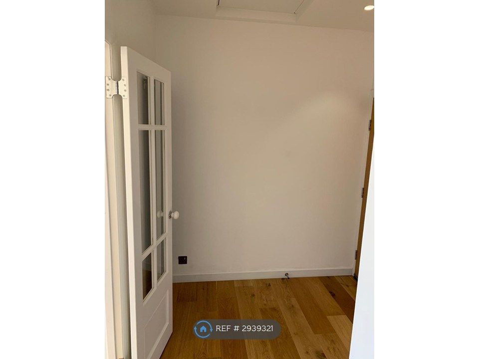 Property photo 3 of 19 Entrance