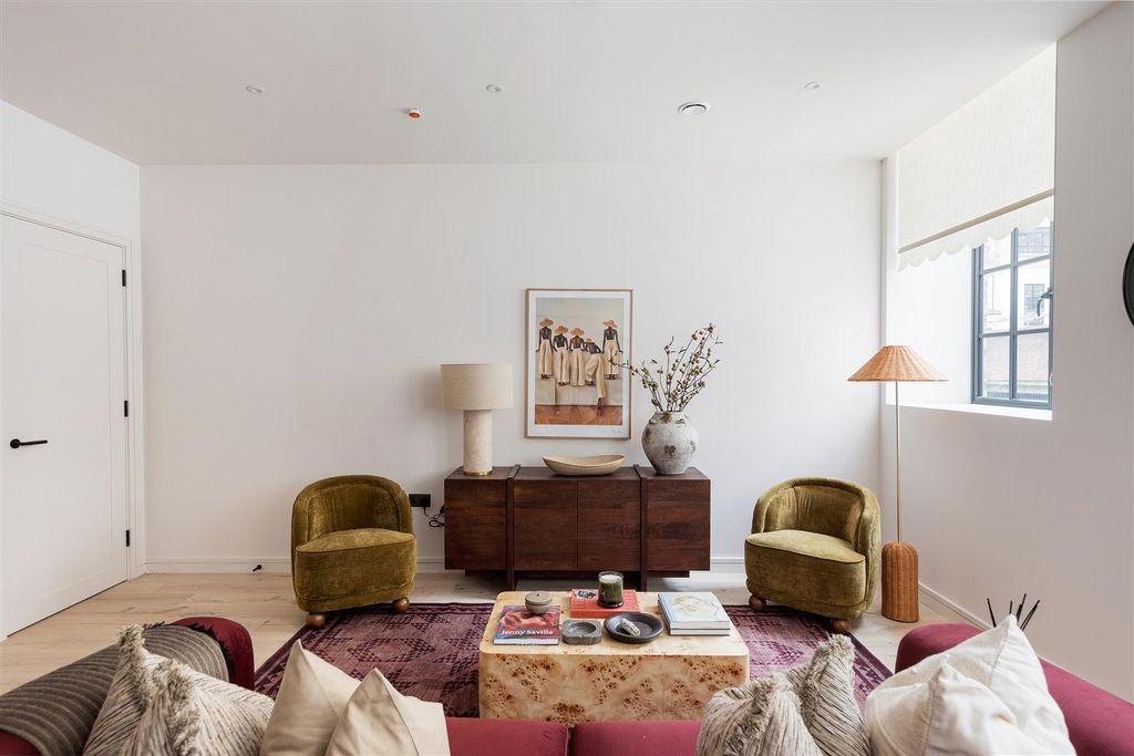 Property photo 1 of 17 Hollybush Gardens, E4
