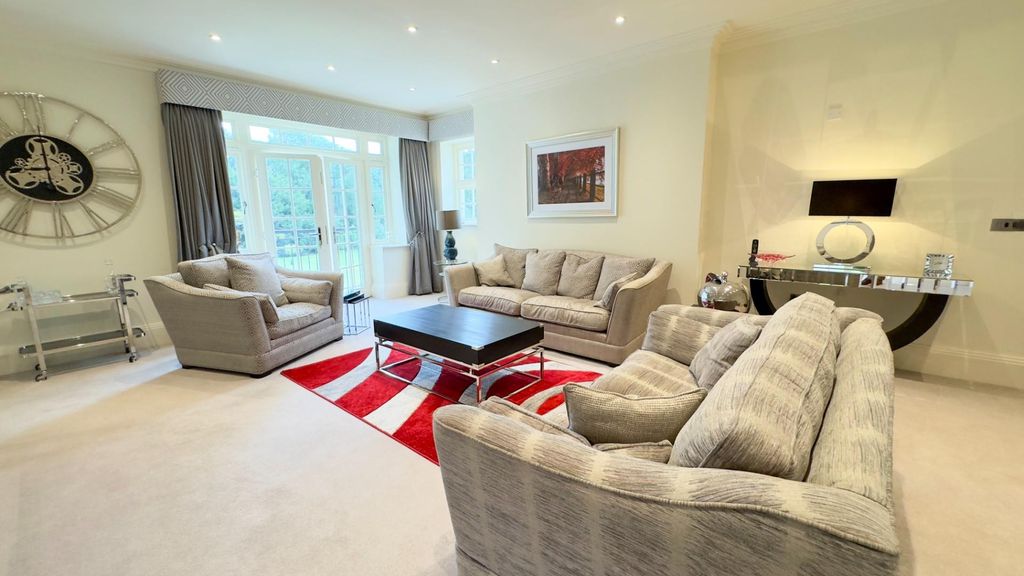 Property photo 2 of 27 Lounge