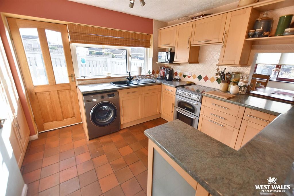 Property photo 3 of 19 11 - 2025-10-26T202216.003.Jpg