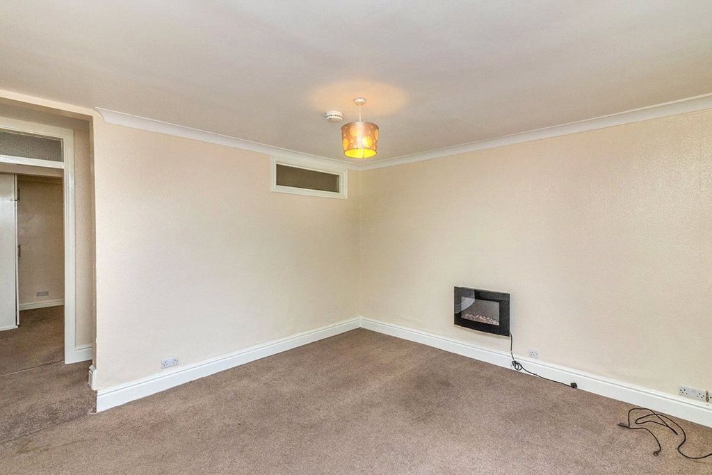 Property photo 3 of 6 Living/Bedroom