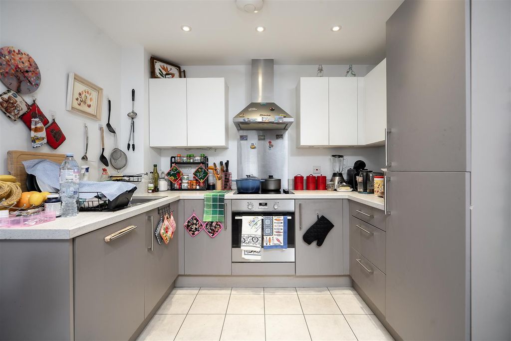 Property photo 3 of 11 Kitchen