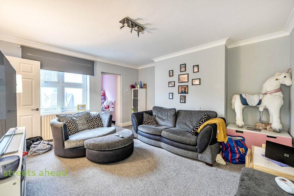Property photo 2 of 13 1Eb6ce8E-8261-440...