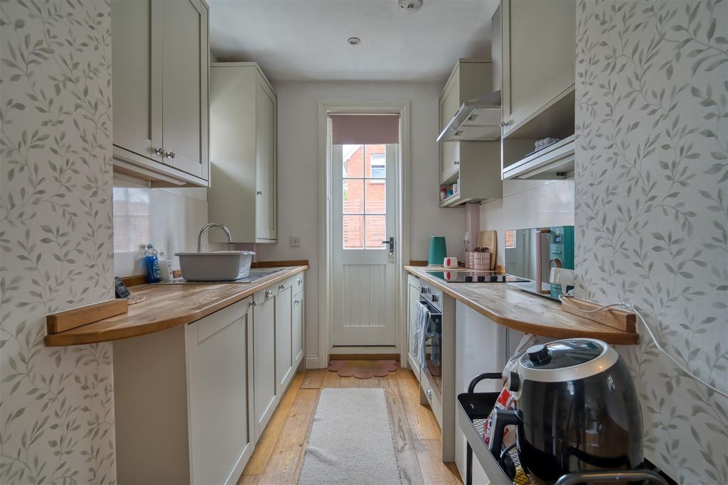 Property photo 2 of 8 Kitchen