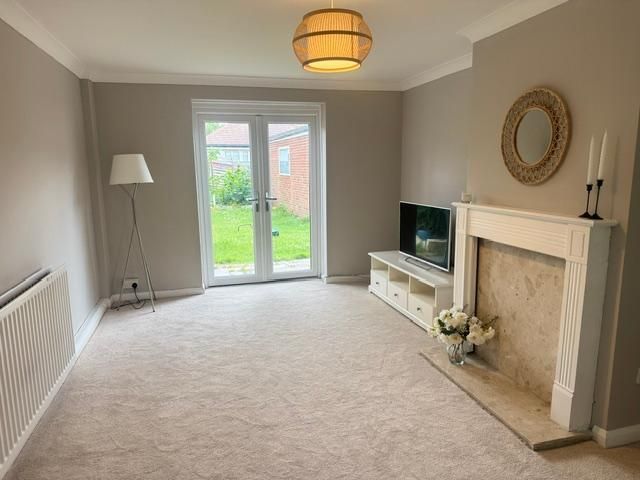 Property photo 3 of 15 Living Room 18' x 11'1