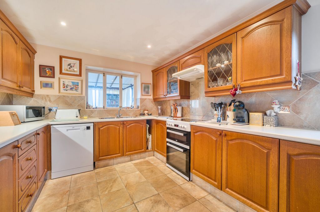 Property photo 3 of 17 1395939-22-695Ba2...