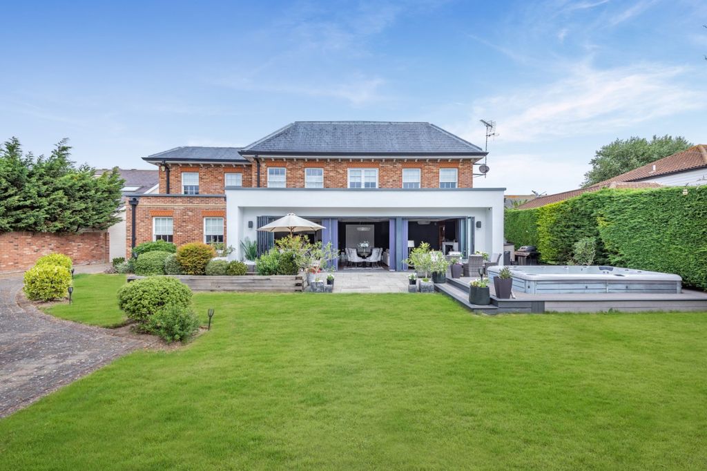 Property photo 1 of 25 Oriel House