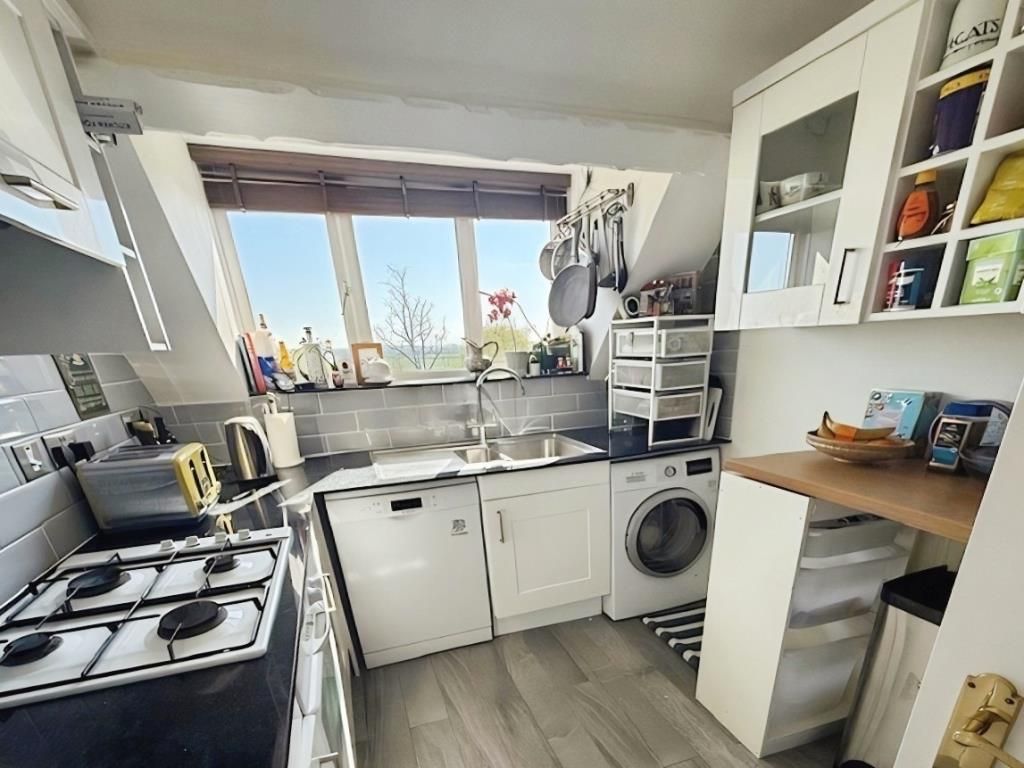 Property photo 2 of 6 Kitchen