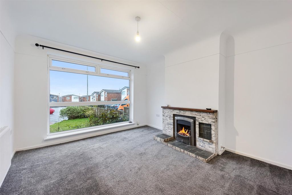 Property photo 2 of 18 7 Epping Close Lounge.Jpg